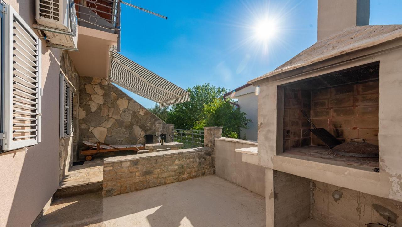 Apartmani Mila กอร์นยิ คาริน ภายนอก รูปภาพ