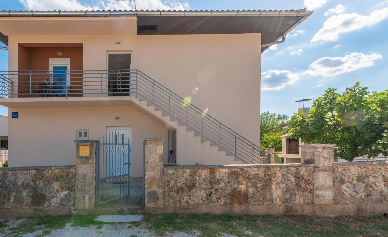 Apartmani Mila กอร์นยิ คาริน ภายนอก รูปภาพ